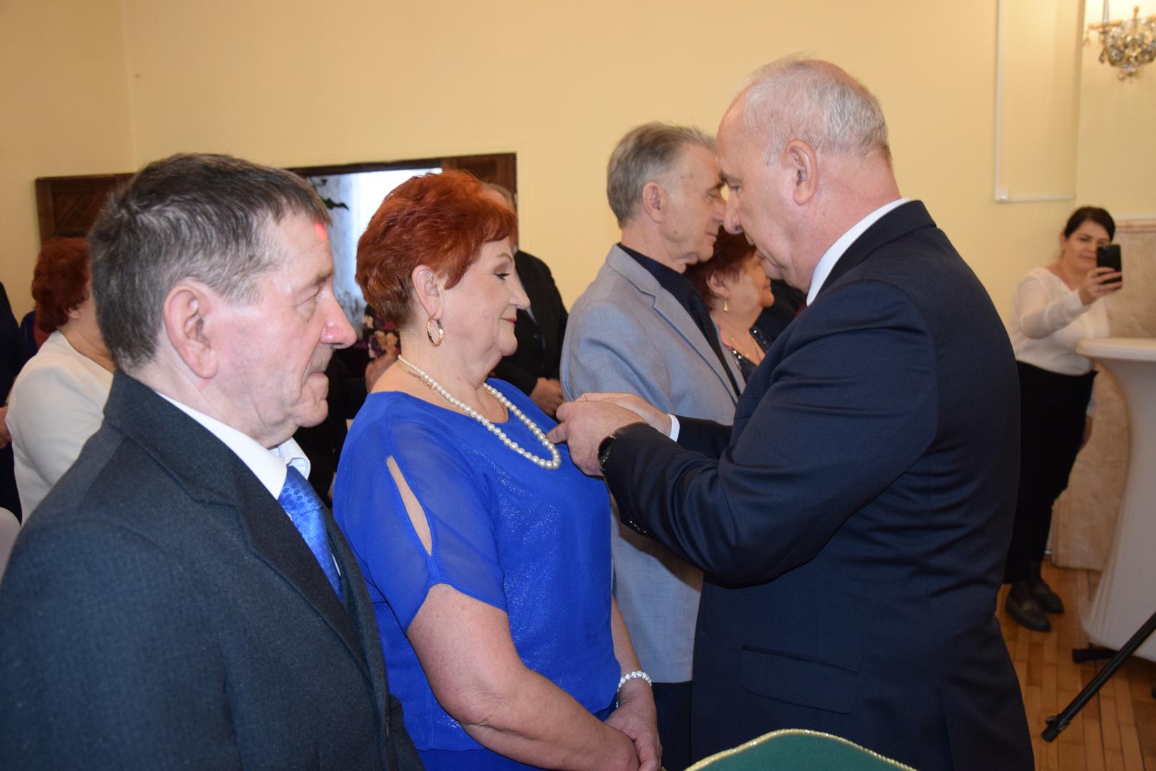 Zdjęcie przedstawiające moment wręczania medali i&nbsp;odznaczeń przez Wójta Gminy Mierzęcice Grzegorza Podlejskiego