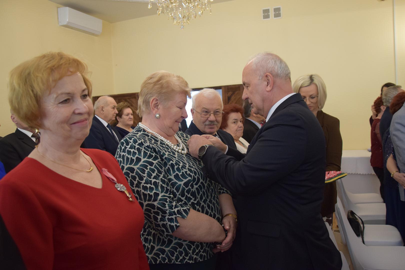 Zdjęcie przedstawiające moment wręczania medali i&nbsp;odznaczeń przez Wójta Gminy Mierzęcice Grzegorza Podlejskiego