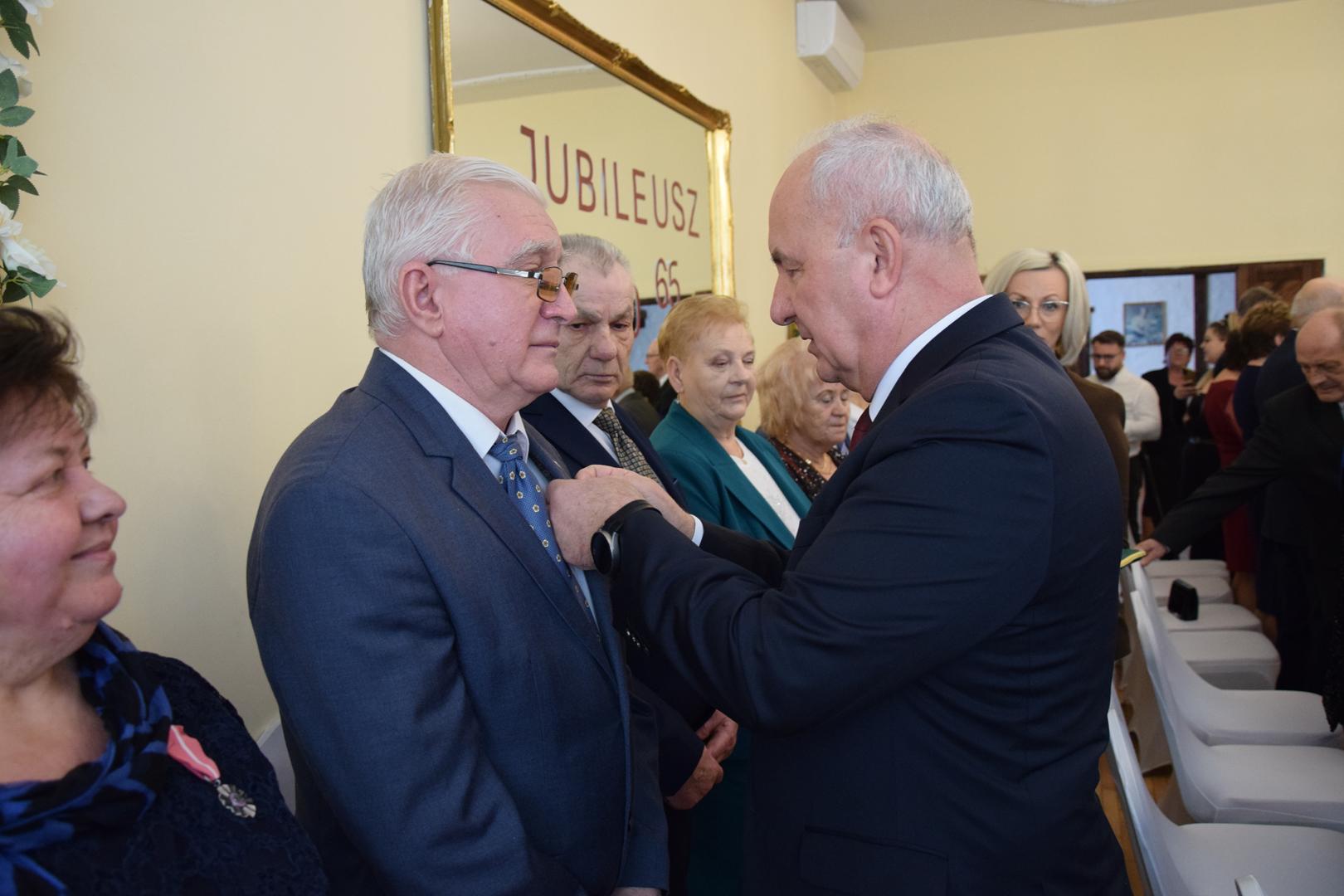 Zdjęcie przedstawiające moment wręczania medali i&nbsp;odznaczeń przez Wójta Gminy Mierzęcice Grzegorza Podlejskiego