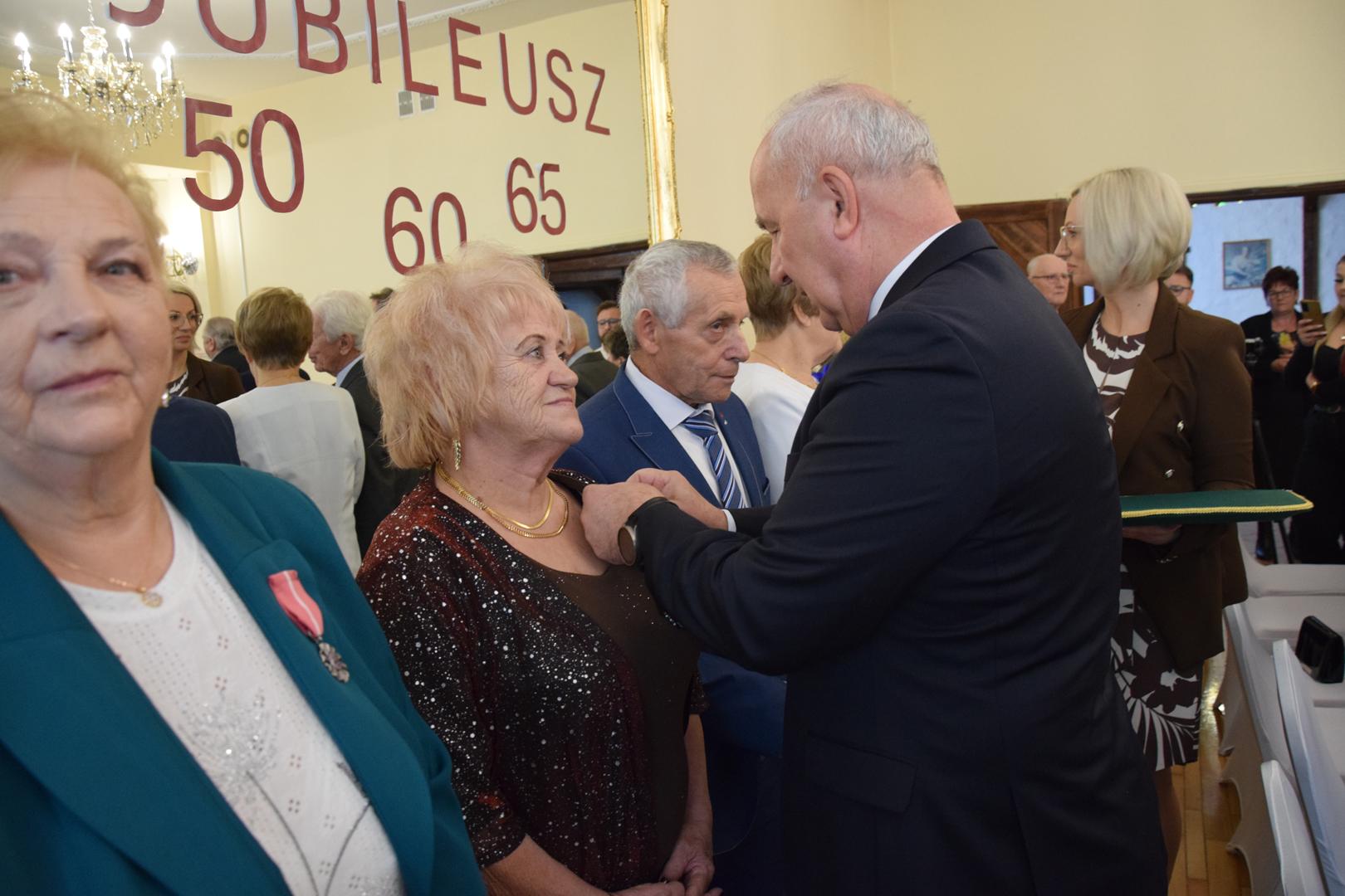 Zdjęcie przedstawiające moment wręczania medali i&nbsp;odznaczeń przez Wójta Gminy Mierzęcice Grzegorza Podlejskiego