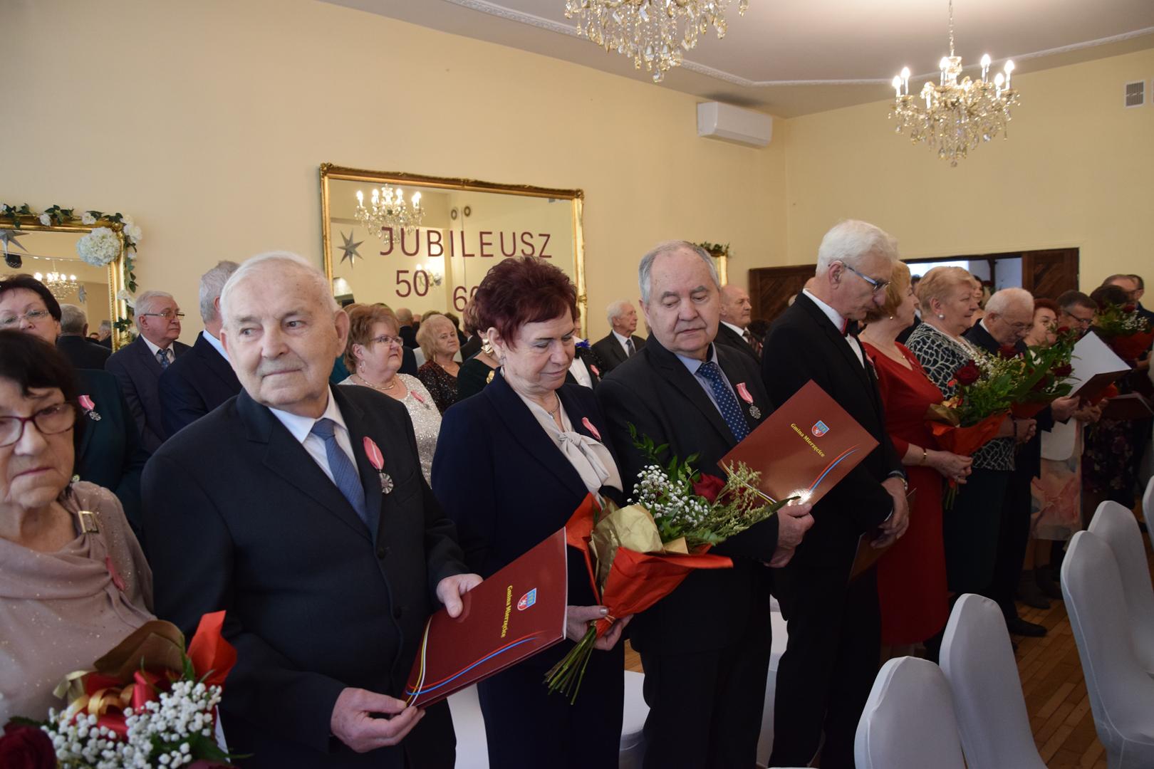 Zdjęcie przedstawiające moment wręczania medali i&nbsp;odznaczeń przez Wójta Gminy Mierzęcice Grzegorza Podlejskiego