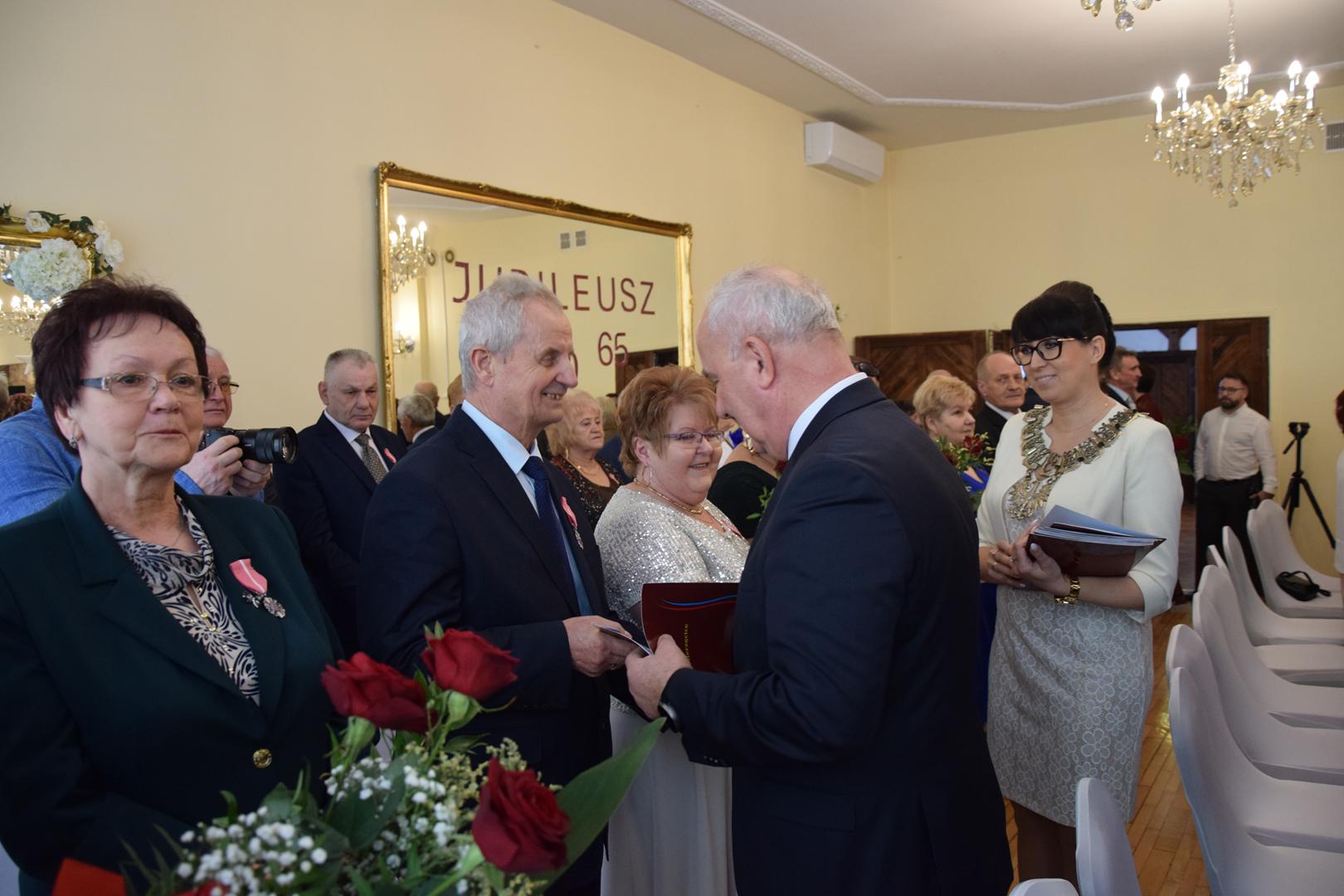 Zdjęcie przedstawiające moment wręczania medali i&nbsp;odznaczeń przez Wójta Gminy Mierzęcice Grzegorza Podlejskiego