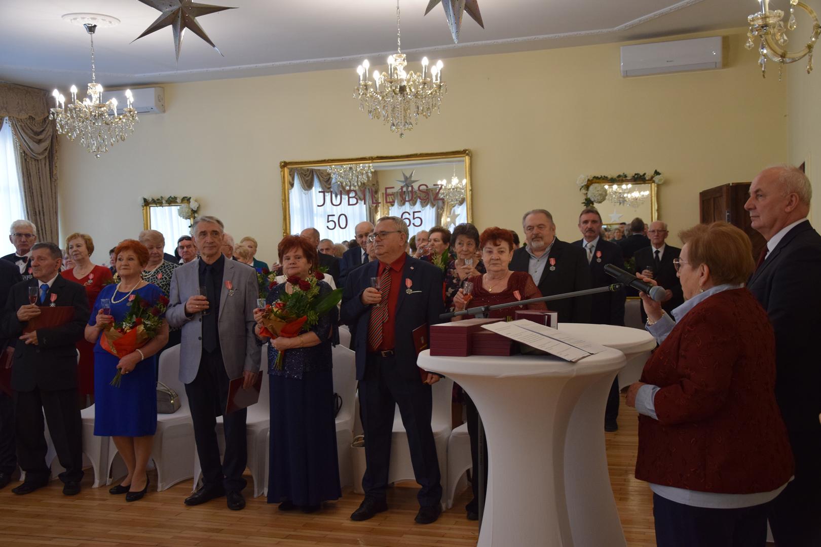 Zdjęcie przedstawiające pozujących do zdjęcia jubilatów