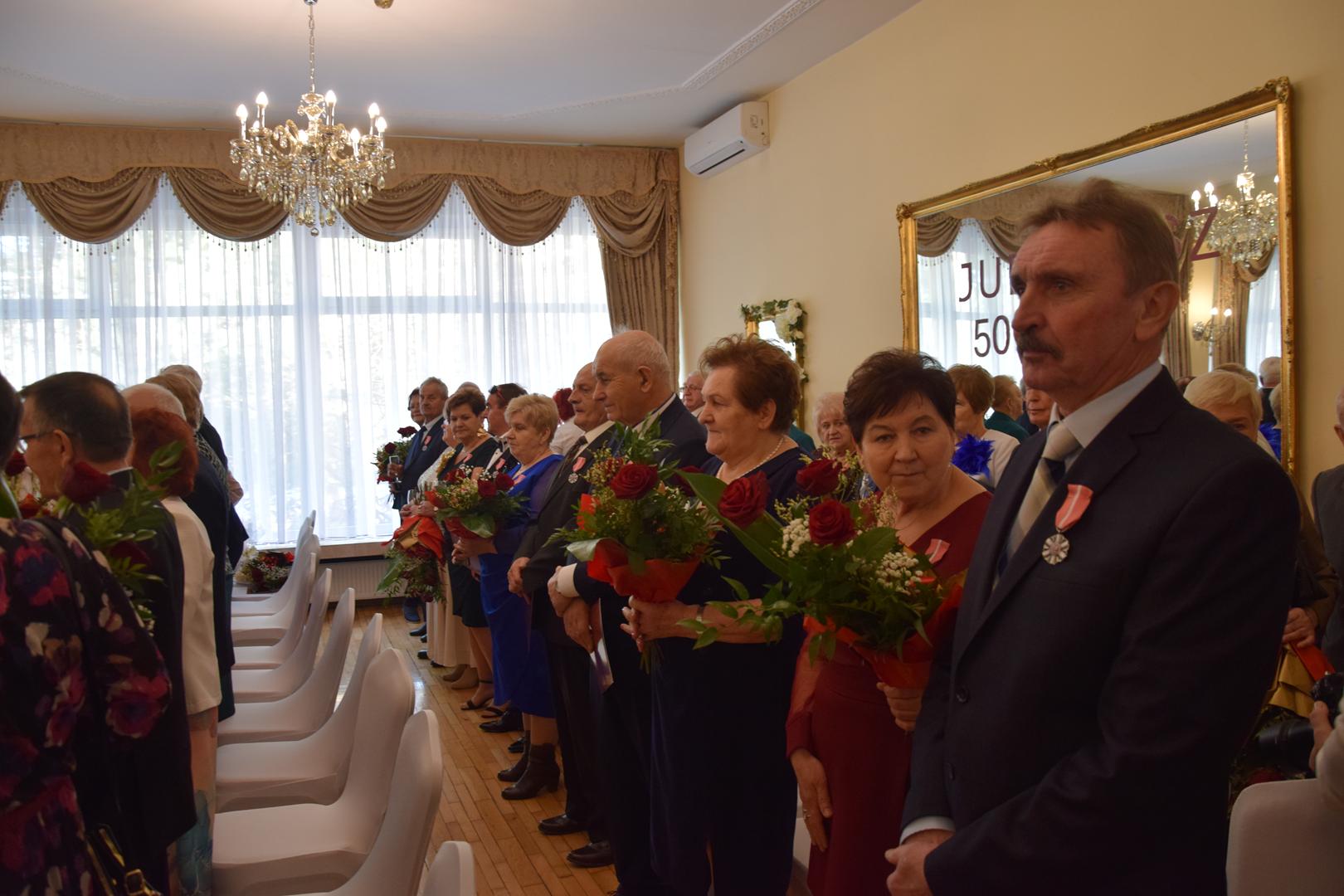 Zdjęcie przedstawiające pozujących do zdjęcia jubilatów