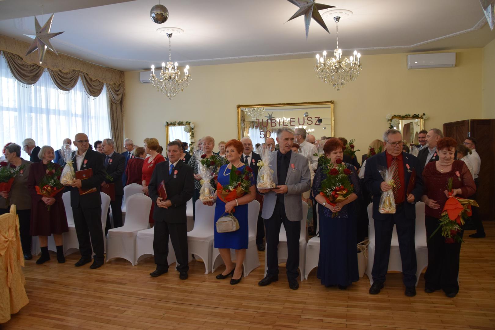 Zdjęcie przedstawiające pozujących do zdjęcia jubilatów