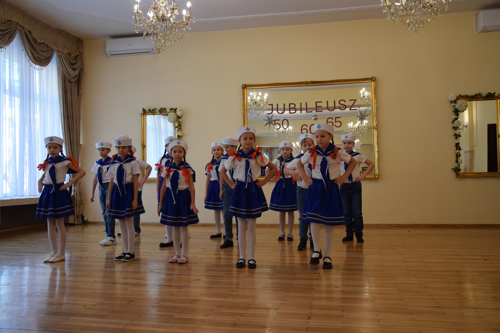 Zdjęcie przedstawiające występy artystyczne przygotowane przez dzieci i&nbsp;młodzież