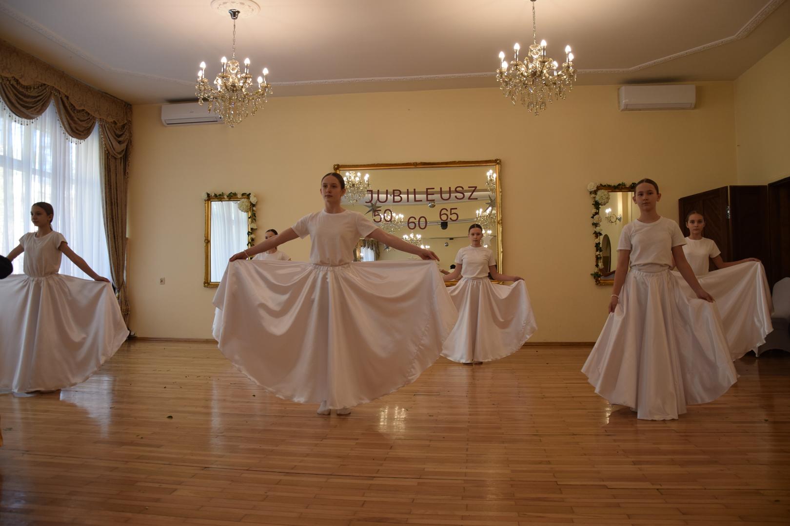 Zdjęcie przedstawiające występy artystyczne przygotowane przez dzieci i&nbsp;młodzież