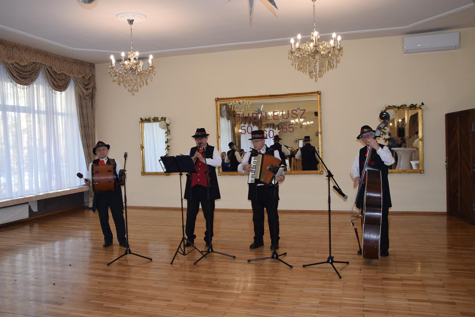 Zdjęcie przedstawiające występ Kapeli Regionalnej Mierzęcice